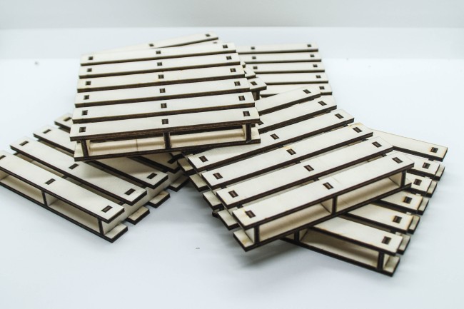 Lot de dessous de verre palette 10 x 10 cm. Ensemble de dessous de verre façon palette Europe, empilés, en bois de peuplier.