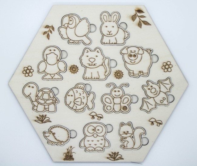 Puzzle en bois hexagonal avec 12 animaux gravés, incluant lapin, chat, cochon, tortue, poisson et hibou.