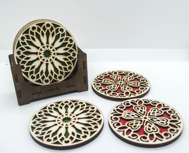 Dessous de verre mandala en bois présenté dans son support, découpe laser décorative.