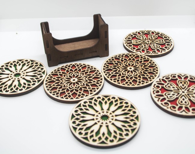 Lot de dessous de verre mandala en bois, motifs découpés au laser, couleurs rouge et verte.