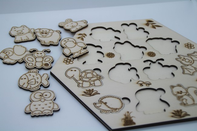 Puzzle en bois avec planche hexagonale et animaux détachés, jouet éducatif pour enfants.