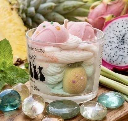 Bougie artisanale fantaisie parfum ananas une bougie solaire et tropicale pour un avant gout de vacances