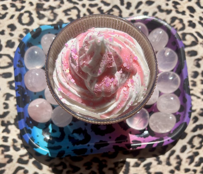 la bougie ultra girly bougie fantaisie pinky girl rose et blanche avec strass