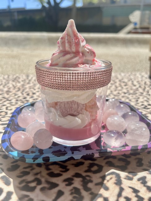 la bougie ultra girly bougie fantaisie pinky girl rose et blanche avec strass