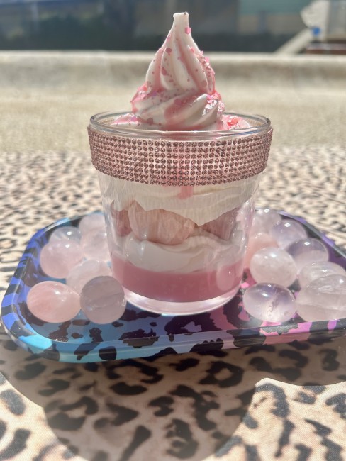 la bougie ultra girly bougie fantaisie pinky girl rose et blanche avec strass