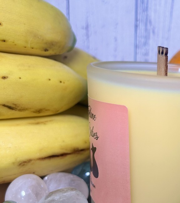 Découvrez Summer vibes une bougie coulée de 200g aux parfums d'été avec mèche en bois de cerisier
