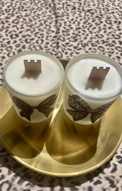 bougie parfumée avec motif noeud léopard