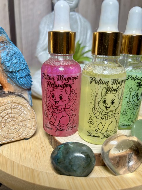 Découvrez les potions magiques , des fondants liquides artisanaux pour parfumer rapidement et puissamment votre maison! Potion magique le fondant liquide ultrapuissant de Flamme Féline