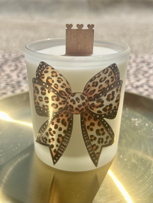 bougie parfumée avec motif noeud léopard