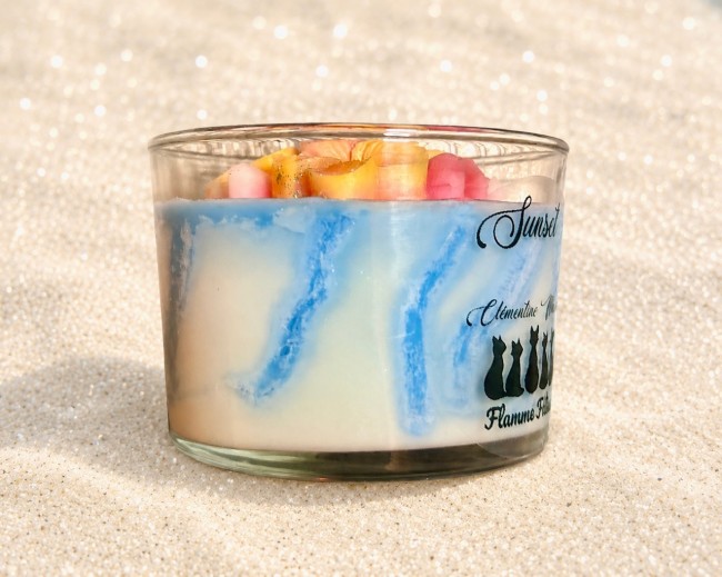 Bougie artisanale clémentine monoï thème mer et plage avec mer agitée et ses fleurs de monoï