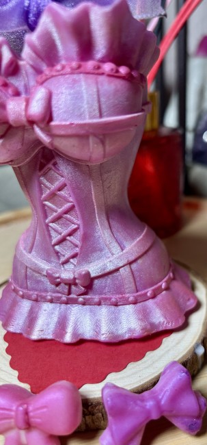 Découvrez la bougie pilier Satine Dupe de DxxR Bougie artisanale Satine parfum poudré et sexy