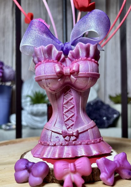 Découvrez la bougie pilier Satine Dupe de DxxR Bougie artisanale Satine parfum poudré et sexy