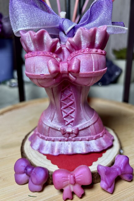 Découvrez la bougie pilier Satine Dupe de DxxR Bougie artisanale Satine parfum poudré et sexy