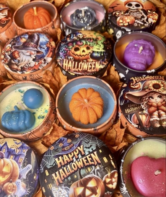 Bougie d'halloween xs dans une boite en métal décoré thème halloween flamme féline Bougie d'halloween xs dans une boite en métal décoré thème halloween flamme féline