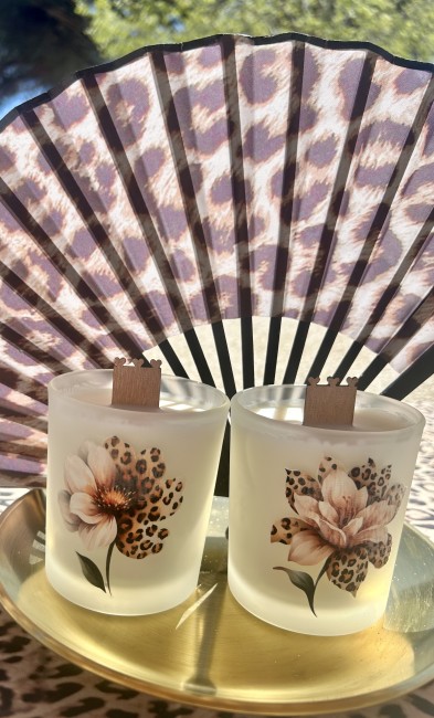 bougie parfumée avec motif fleurs léopard