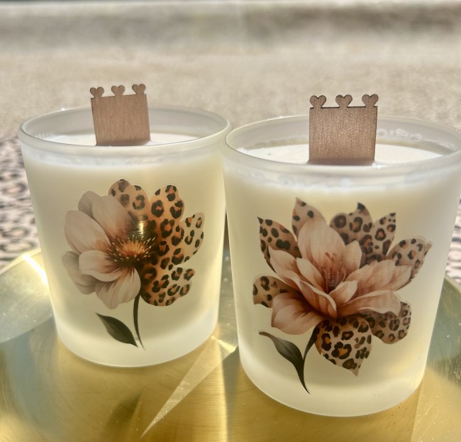 bougie parfumée avec motif fleurs léopard
