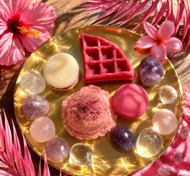 Bougie gourmande Crème Glacée Cerise avec ses fondants 40h de bonheur olfactif bougie 2 en 1 