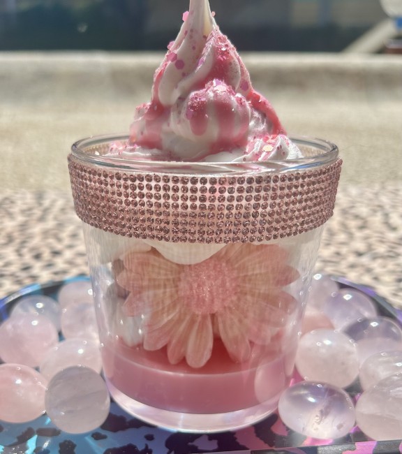 la bougie ultra girly bougie fantaisie pinky girl rose et blanche avec strass