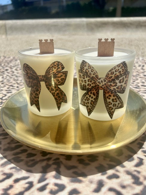 bougie parfumée avec motif noeud léopard