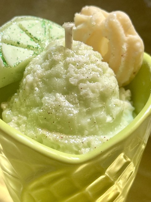 Bougie Gourmande Citron Vert Givré façon sorbet dans un cornet  parfaite pour la saison estivale