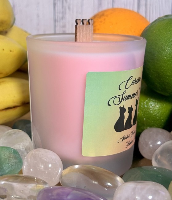 Découvrez Summer vibes une bougie coulée de 200g aux parfums d'été avec mèche en bois de cerisier
