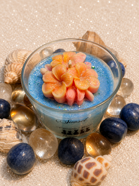 Bougie artisanale clémentine monoï thème mer et plage avec mer agitée et ses fleurs de monoï