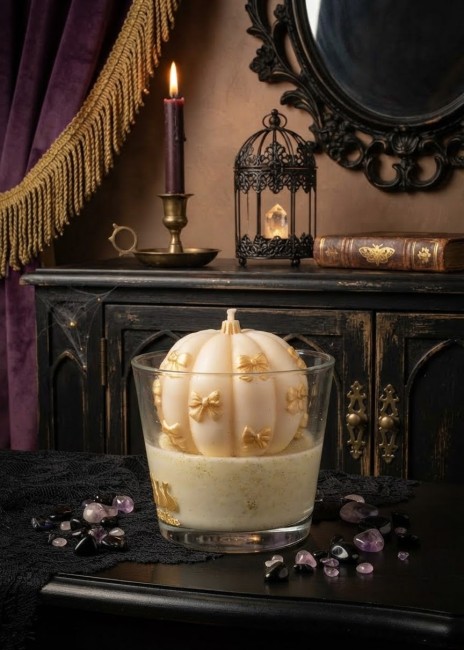 Bougie citrouille chic blanche avec noeud doré sur lit de cire de soja pailletée collection halloween Bougie citrouille chic blanche avec noeud doré sur lit de cire de soja pailletée collection halloween