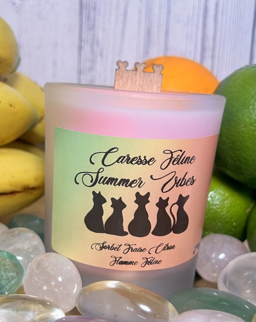Découvrez Summer vibes une bougie coulée de 200g aux parfums d'été avec mèche en bois de cerisier