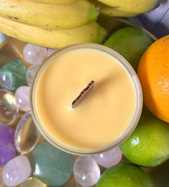 Découvrez Summer vibes une bougie coulée de 200g aux parfums d'été avec mèche en bois de cerisier