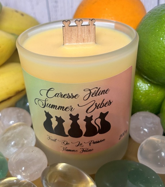 Découvrez Summer vibes une bougie coulée de 200g aux parfums d'été avec mèche en bois de cerisier