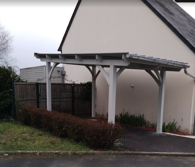 Carport en bois sur mesure : une fabrication robuste et élégante