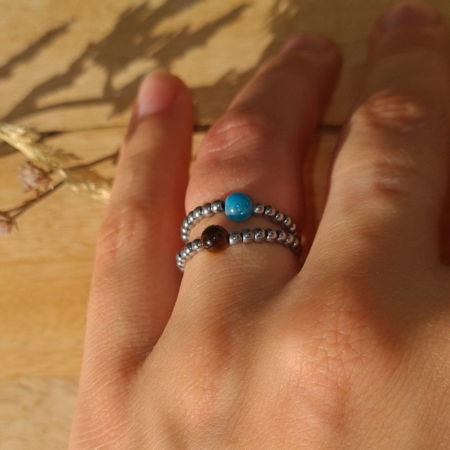 Bague sur main O tigre Apatite