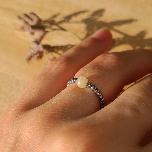 Bague sur main calcite
