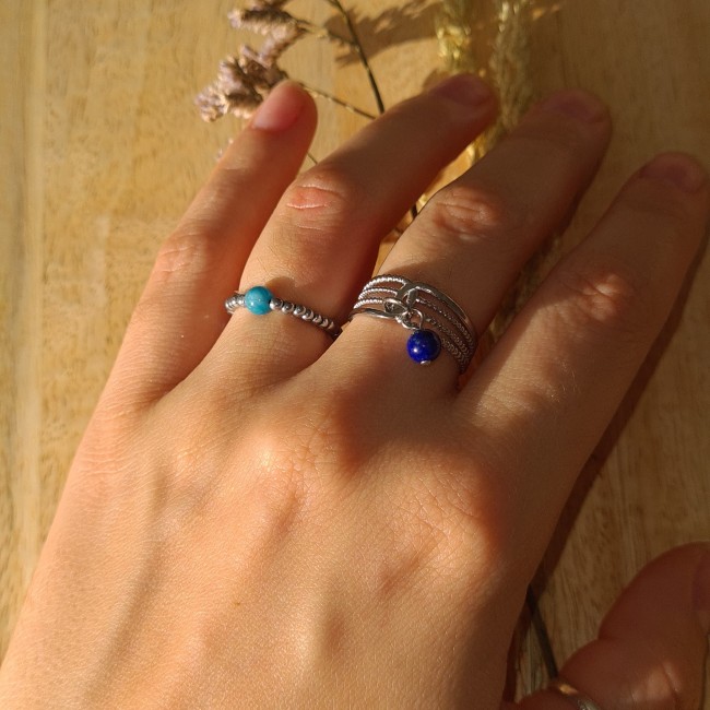 Bague sur main apatite lapis