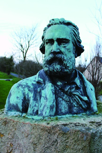 Statue_de_Jean-François_Millet,_Gréville-Hague_-_Buste_au_hameau_Grouchy