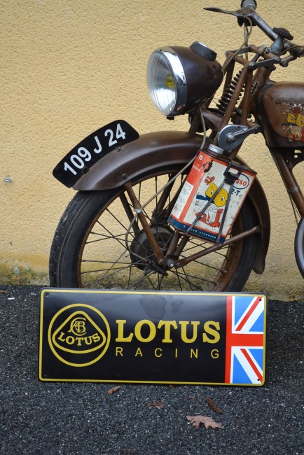 Plaque émaillée rectangulaire Lotus Racing avec logo et drapeau union jack sur fond noir