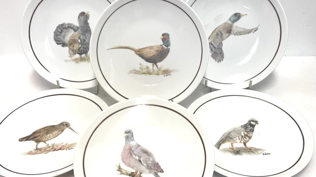 Service d'assiettes de table peint à la main - décor de gibier et plumes