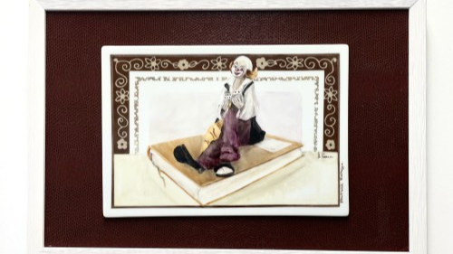 Tableau en porcelaine peint à la main - décor de clown joueur