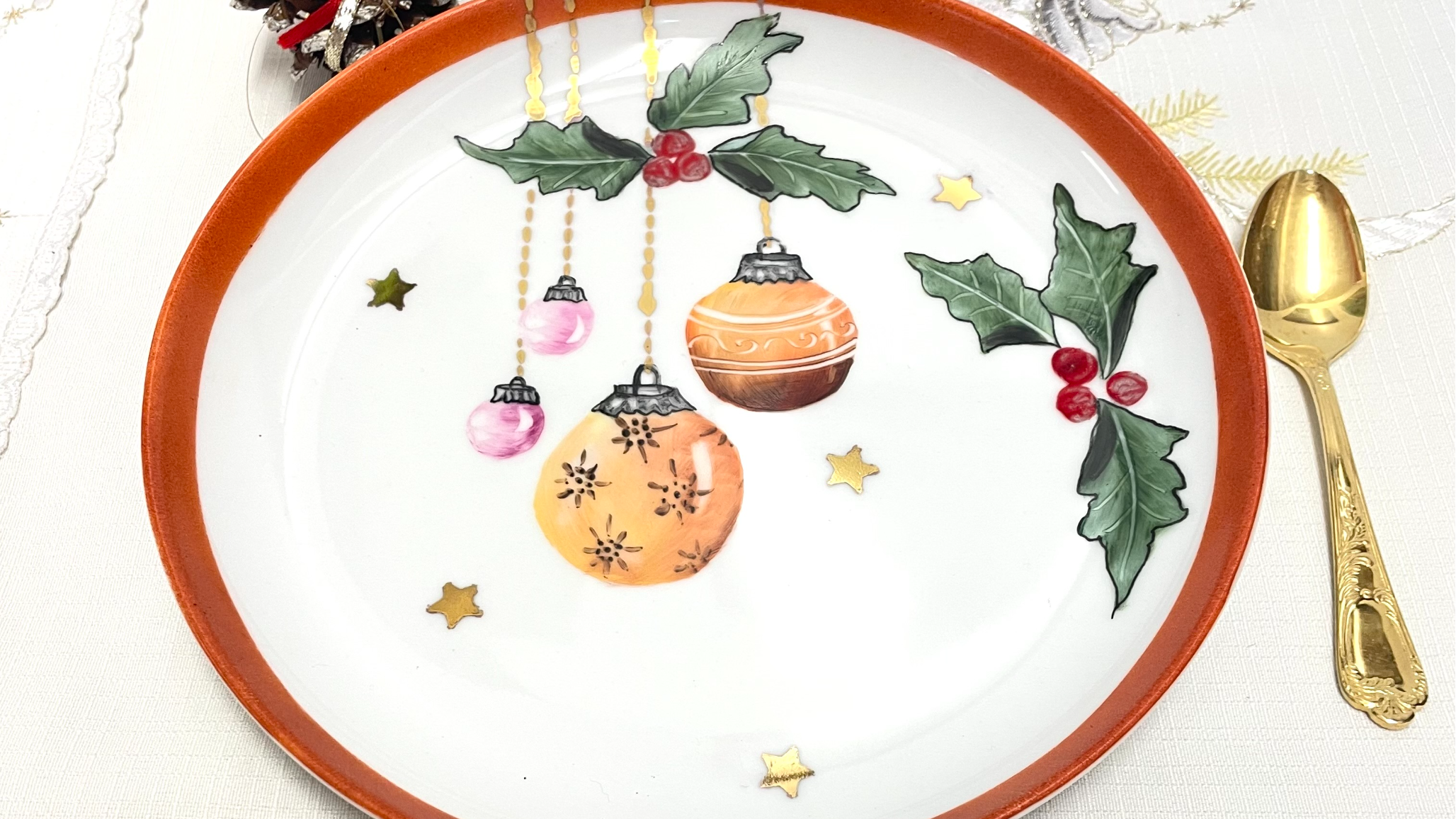 assiette à dessert décorée de boules de noël