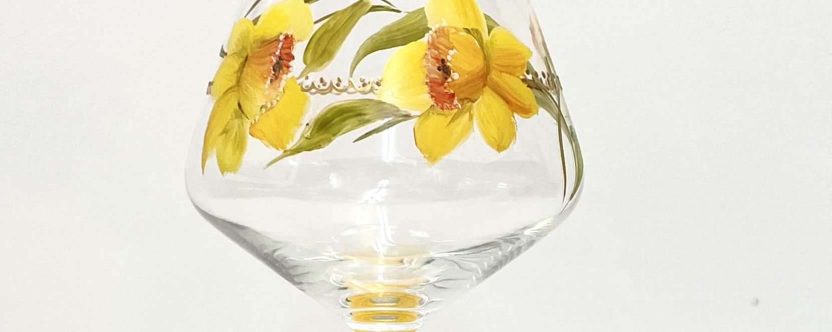 détail du verre à vin jonquille