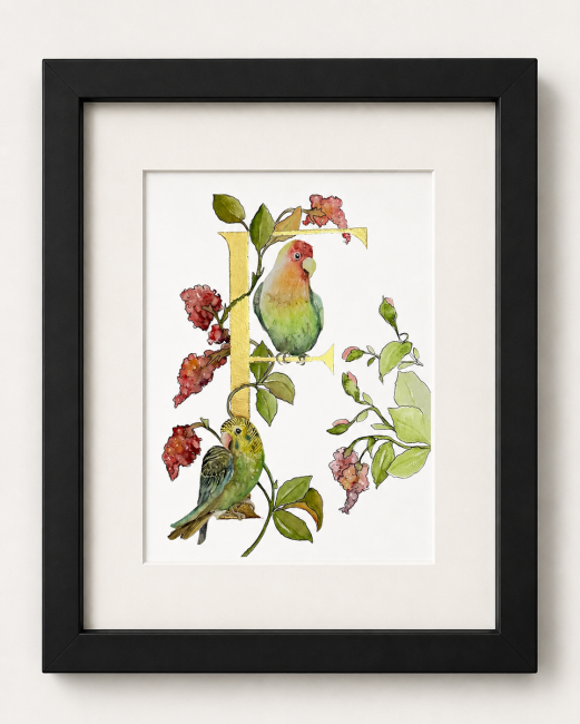 Initiale peinte à la main d'une feuille d'or véritable entourée d'un décor de deux perruches inséparables - sur commande