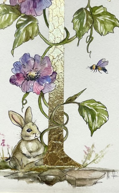 Initiale peinte à la main d'une feuille d'or et entourée d'un décor de mauves à l'aquarelle