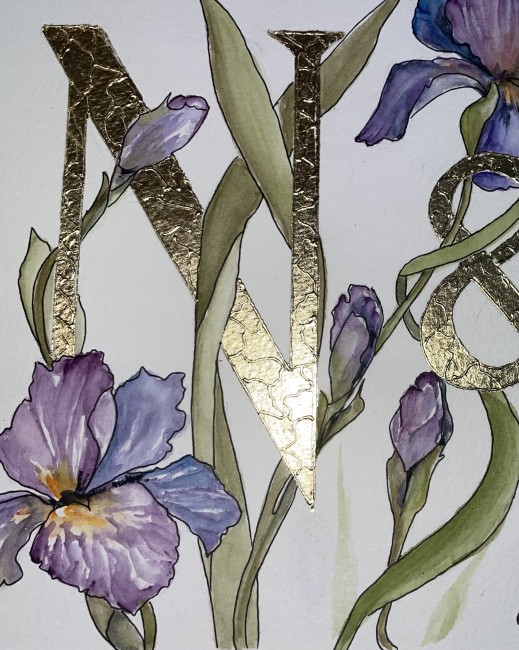 Duo d'initiales peintes à la main à la feuille d'or et entourées d'un décor à l'aquarelle de fleurs d'iris