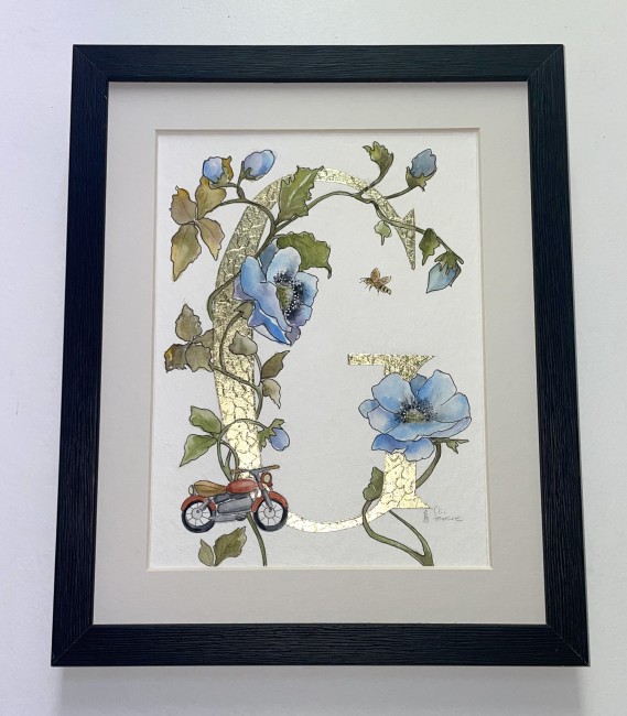 Initiale peinte à la main d'une feuille d'or et entourée d'un décor d'anémones peint à l'aquarelle 