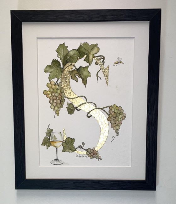 Initiale peinte à la main d'une feuille d'or véritable entourée d'un décor à l'aquarelle de raisin et feuilles de vigne