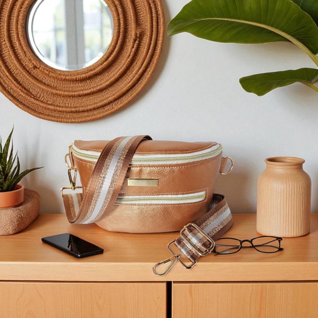 sac-banane-simili-cuir-cuivre-sur-buffet-deco-ambiance-boheme