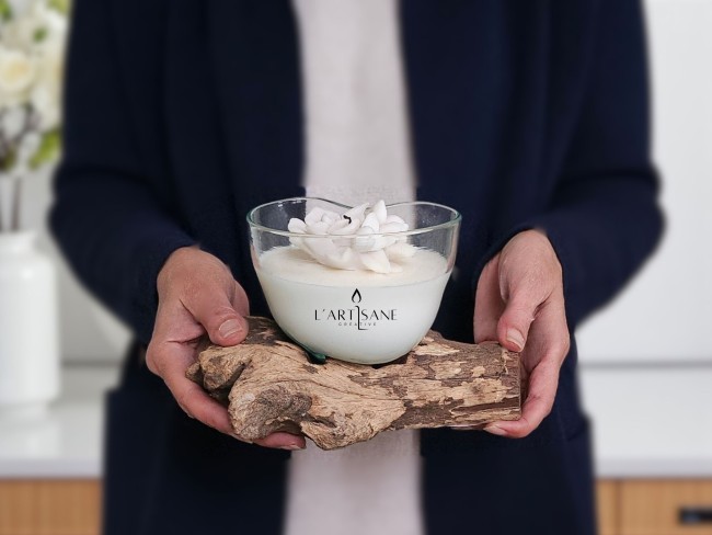 taille-reelle-bougie-artisanale-epice-de-noel-verre-souffle-a-la-bouche-sur-racine