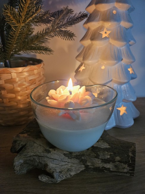 bougie-artisanale-parfumee-ballade-en-foret-allumee-verre-souffle-sur-racine-de-bois