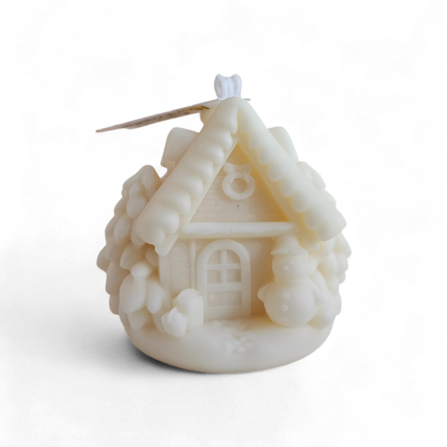 bougie-decorative-maison-enneigee-cire-vegetale-modele-noel-face-fond-blanc