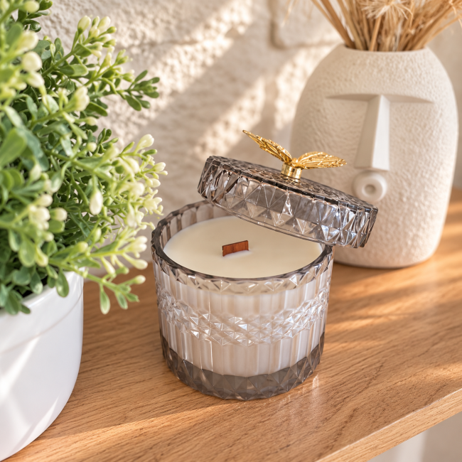 bougie-parfumee-bonbonniere-verre-papillon-dore